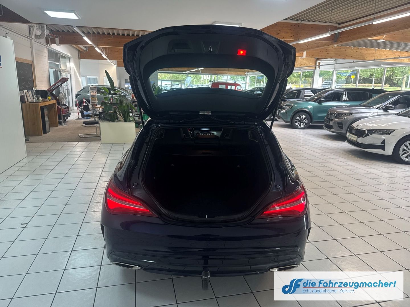 Fahrzeugabbildung Mercedes-Benz CLA 180 Shooting Brake AMG Sportpaket Navi LED *