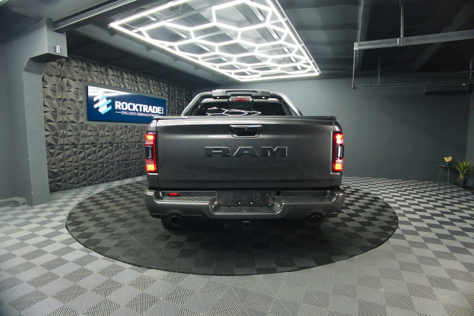 Fahrzeugabbildung Dodge RAM 5.7 V8 HEMI 4x4 OFFROAD Night-Paket *LED*