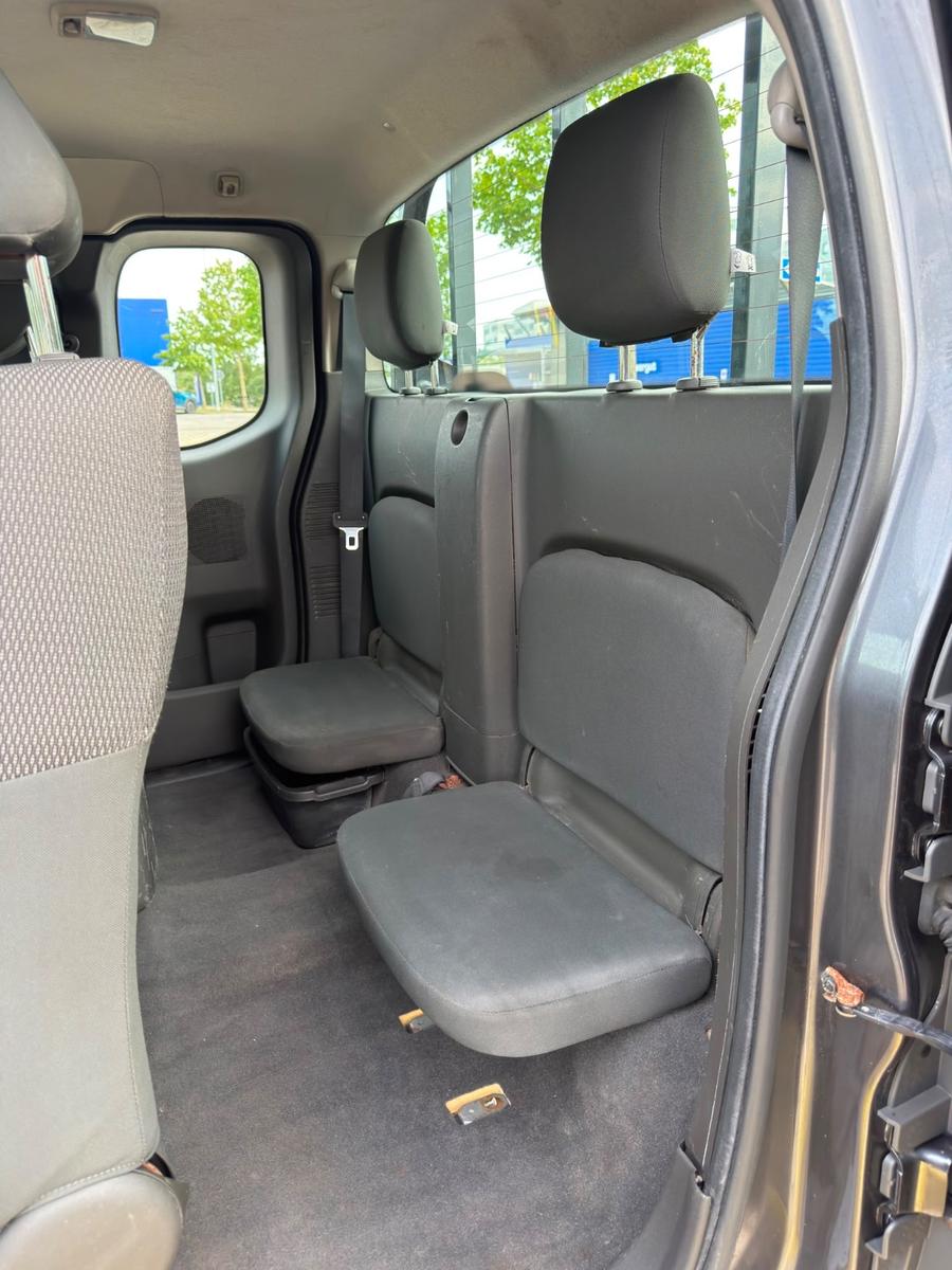 Nissan Navara King Cab 2.5 dCi | 190 ch | BVM | 4 places | Attelage | Climatisation | Différentiel autobloquant