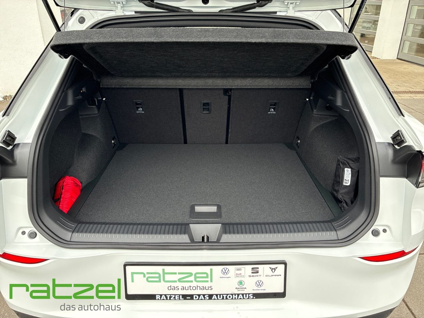 Fahrzeugabbildung Volkswagen T-Roc STYLE 1.5eTSI IQ.Light+Navi+AHK+Black Styl
