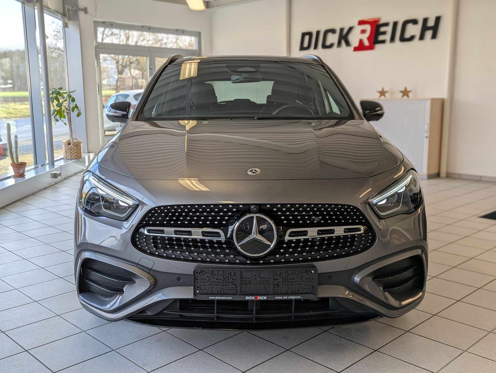 MERCEDES-BENZ GLA 200 AMG Multib. Distronic MBUX Pano AHK 360° - Image 2