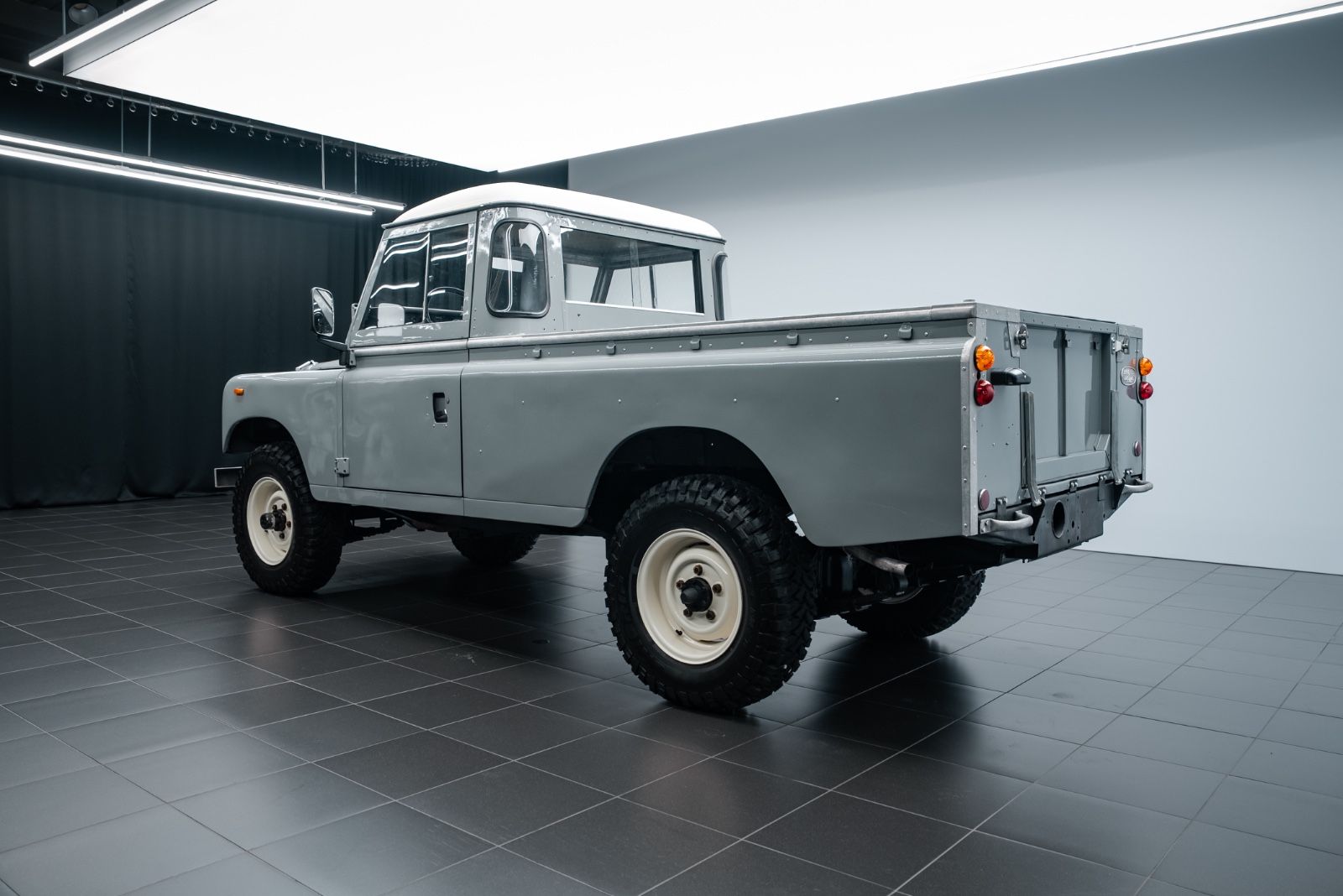 Fahrzeugabbildung Land Rover Serie III 109 LWB/MILITÄRAUSFÜHRUNG/RESTAURIERT