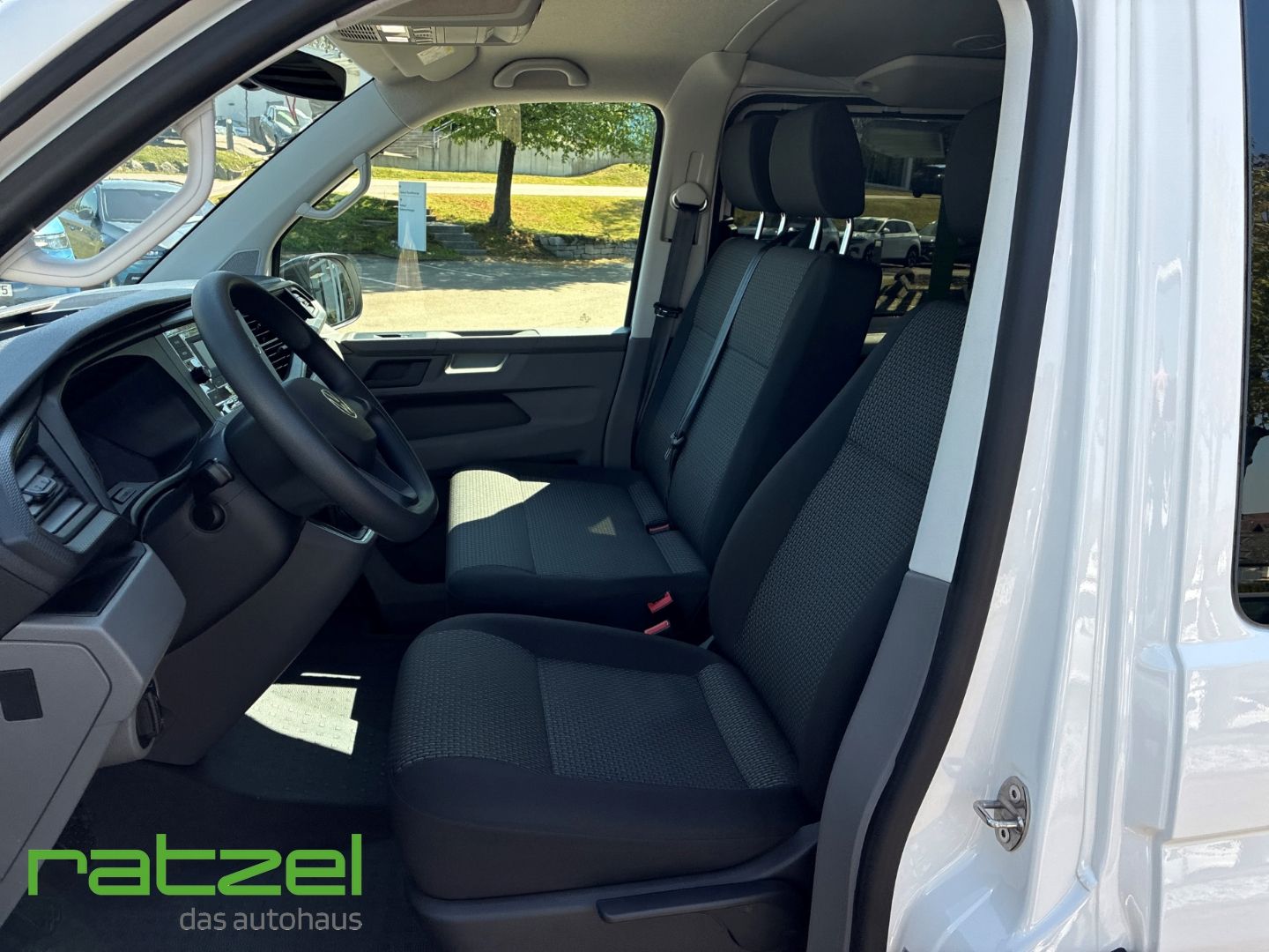 Fahrzeugabbildung Volkswagen Transporter Kombi KR 2.0 TDI 9-Sitzer AHK DAB SH