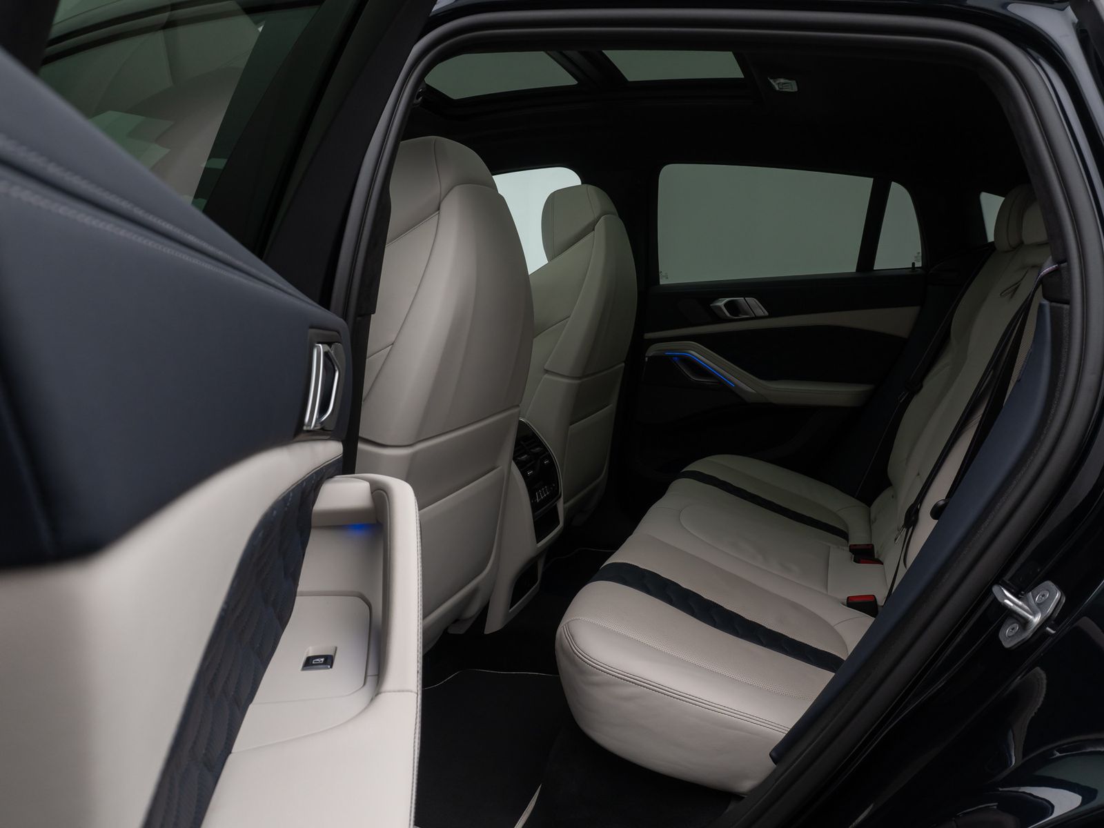 Fahrzeugabbildung BMW X6 M Competition M Driver´s DisplKey Sky Lounge