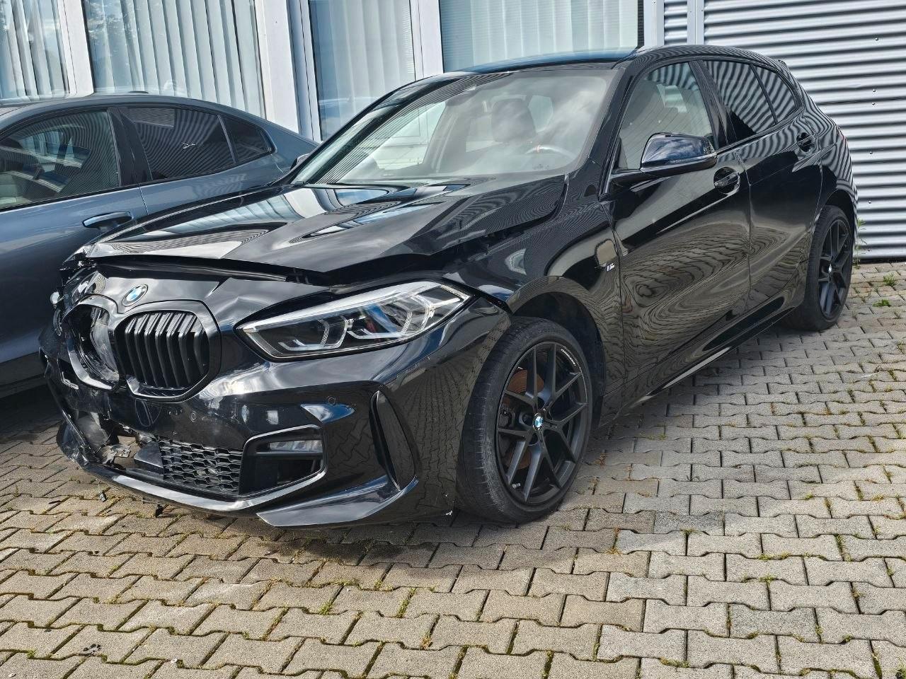 BMW 116 d M Sport Shadow Live Cockpit Unfall