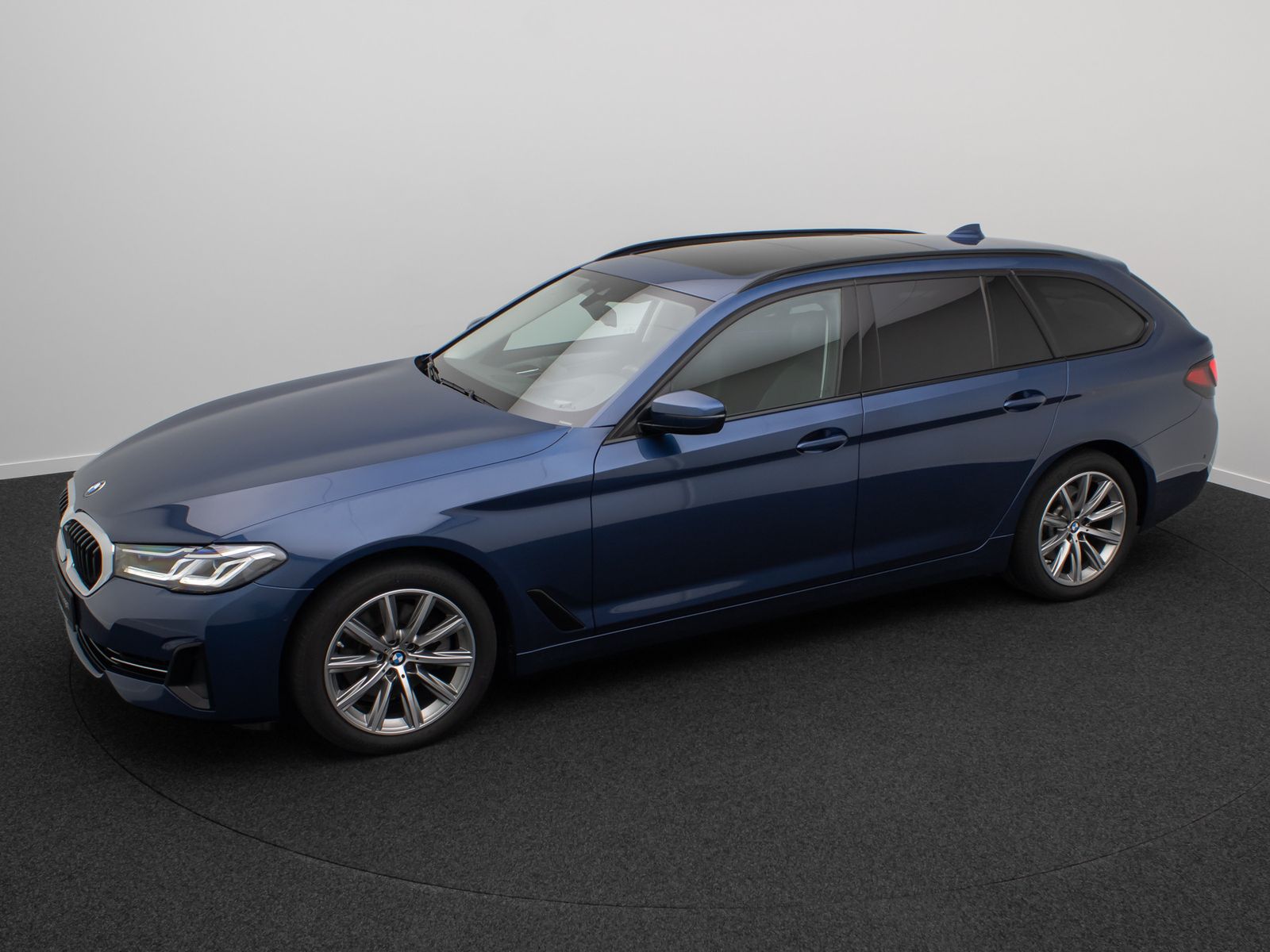 Fahrzeugabbildung BMW 520d xD DAB HUD Kamera Alarm Panoram Leder Sport