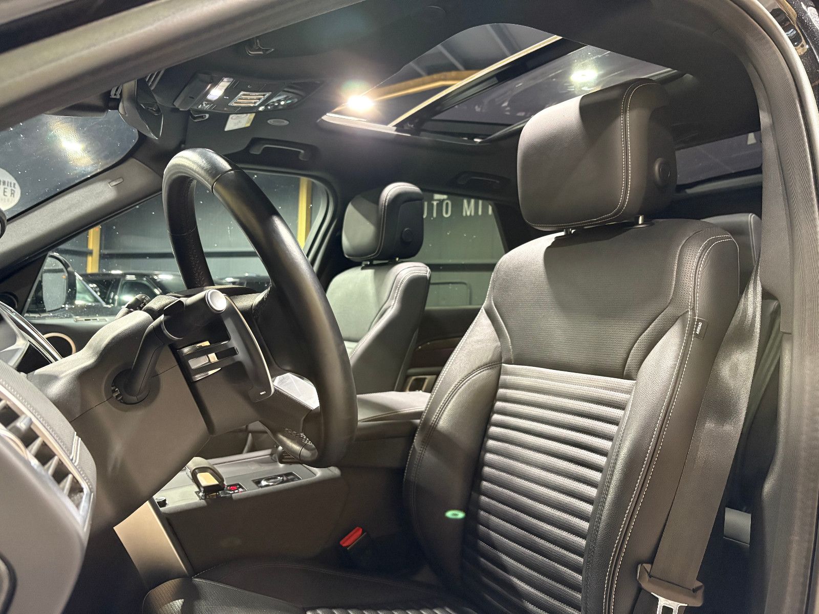 Fahrzeugabbildung Land Rover Discovery 5 R-Dynamic SE AWD/7-SITZER/360''KAM