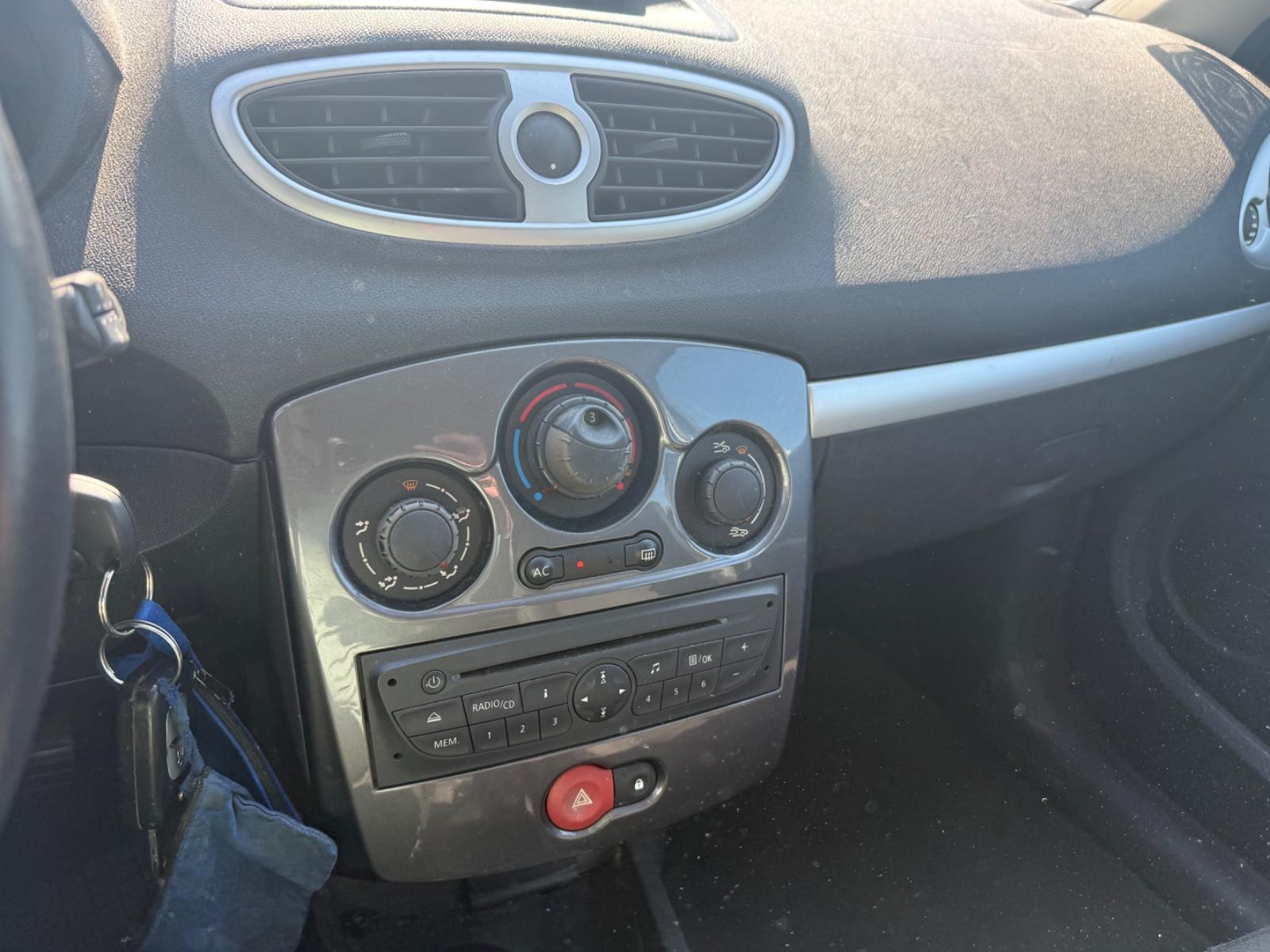 Renault Clio 2011 — photo 13