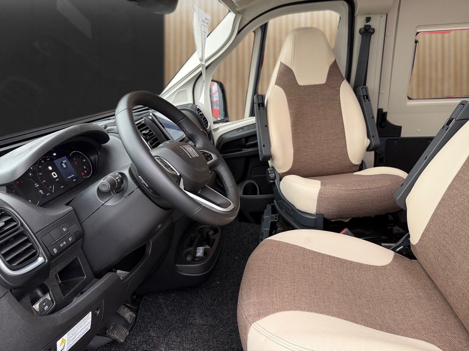 Fahrzeugabbildung Eura Mobil Van V 635 EB Automatik, 180 PS, Fahrassistenz