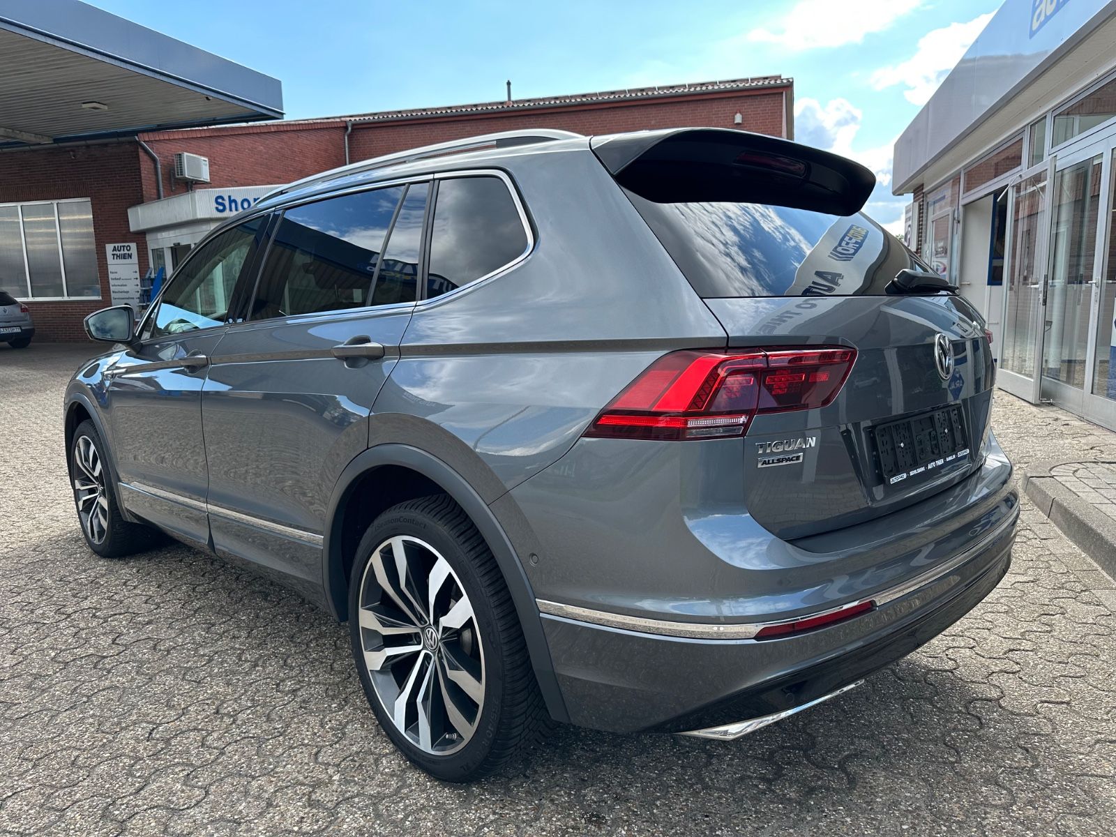 Fahrzeugabbildung Volkswagen Tiguan Allspace 2.0 TDI 4M R-Line AHK/Pano/LED