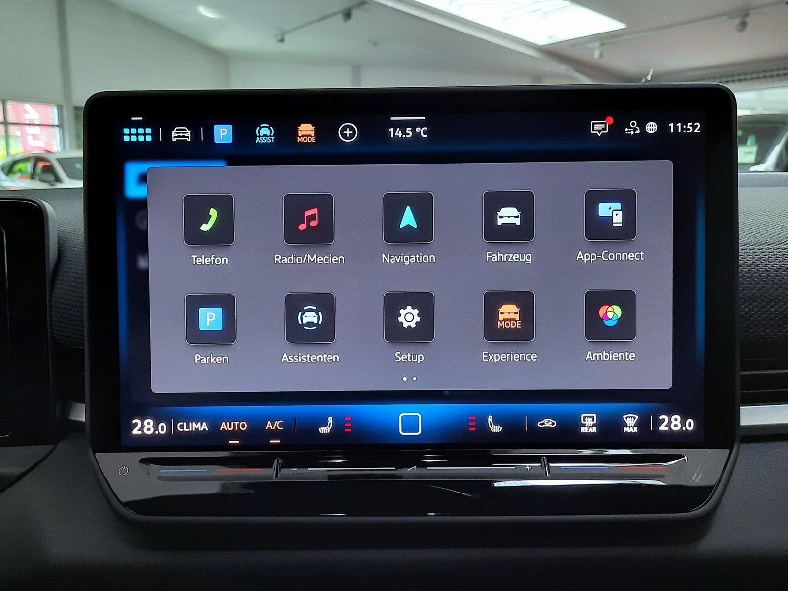 Fahrzeugabbildung Volkswagen T-Roc eTSI R-Line Black&Style DSG *AHK*Cam*ACC*