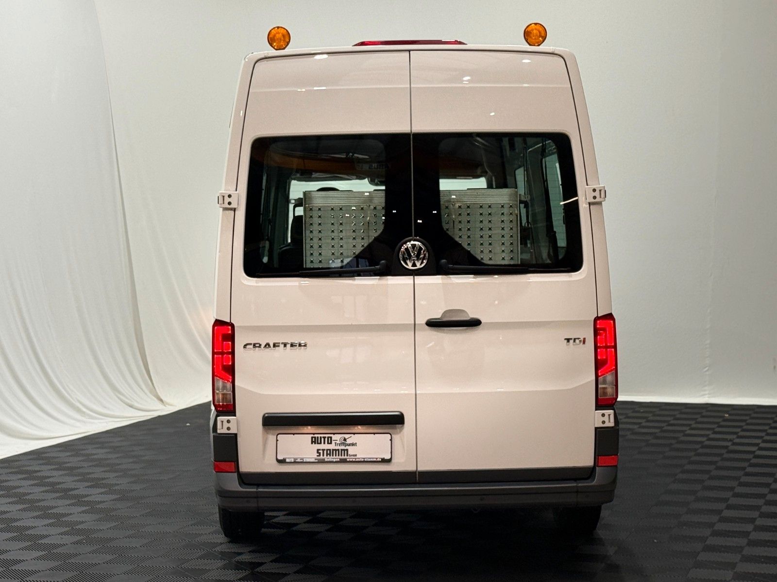 Fahrzeugabbildung Volkswagen Crafter 35 LH-Behindertengerecht-Rampe-Liftachse