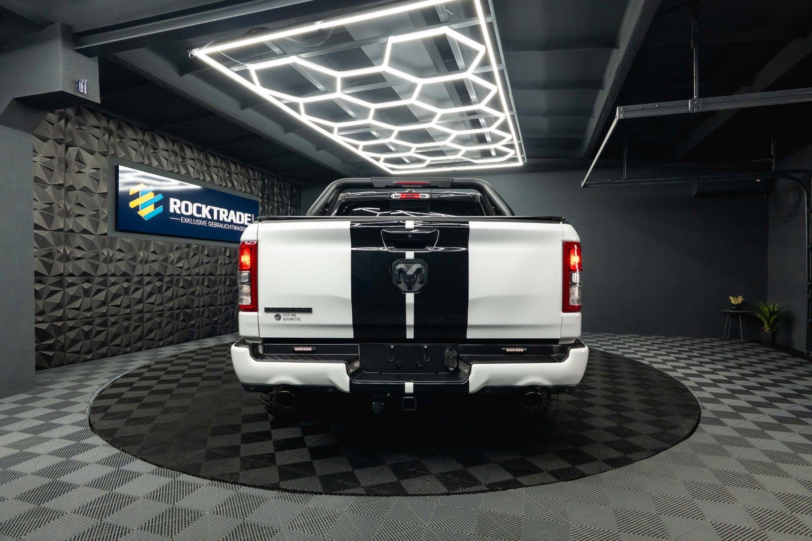 Fahrzeugabbildung Dodge RAM 5.7 V8 HEMI OFFROAD Night Limited 19% LED
