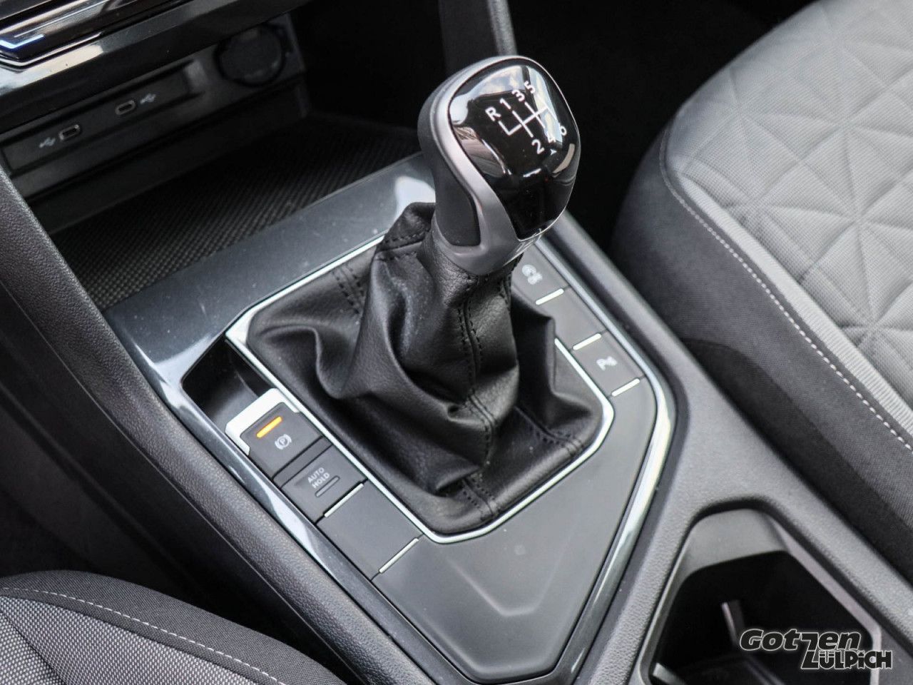 Fahrzeugabbildung Volkswagen Tiguan Life 1,5TSI Navi Winterpaket LED PDC