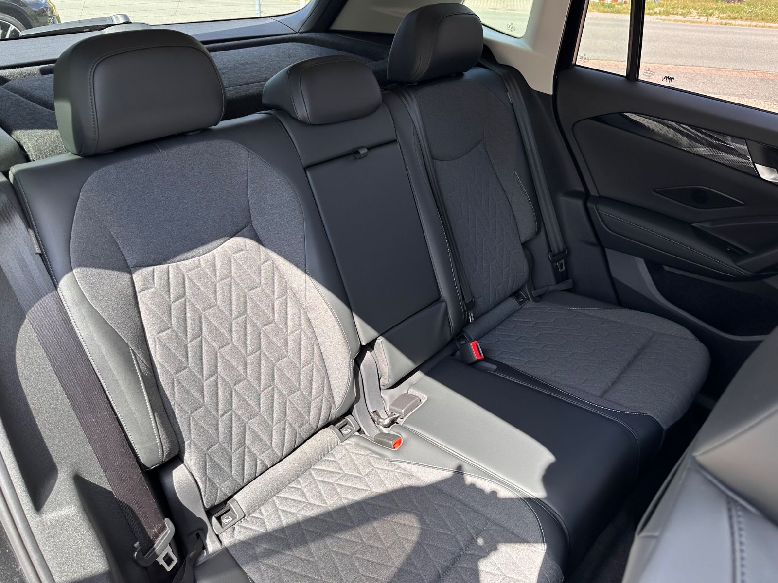 Fahrzeugabbildung Volkswagen Tiguan 1.5 eTSI Life DSG ACC/LED/RFK/SHZG