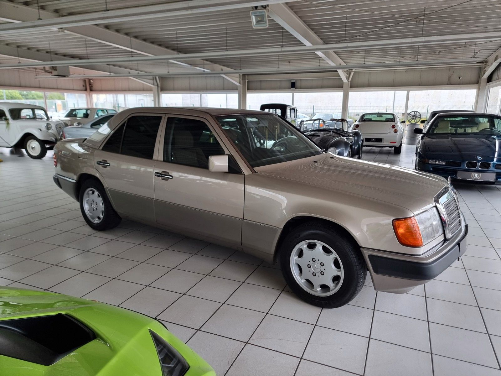 Fahrzeugabbildung Mercedes-Benz 230 E/Schiebedach/AHK/H-Zul./Sehr schöner Zust.