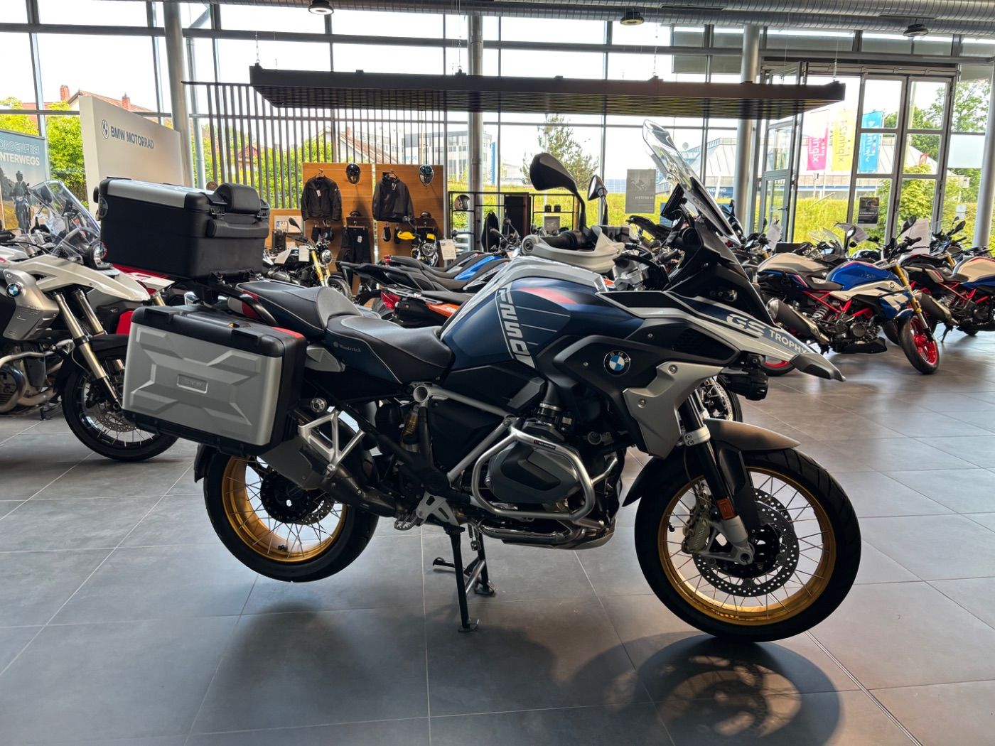 Fahrzeugabbildung BMW R 1250 GS Trophy 5 Pakete Akrapovic Koffersatz