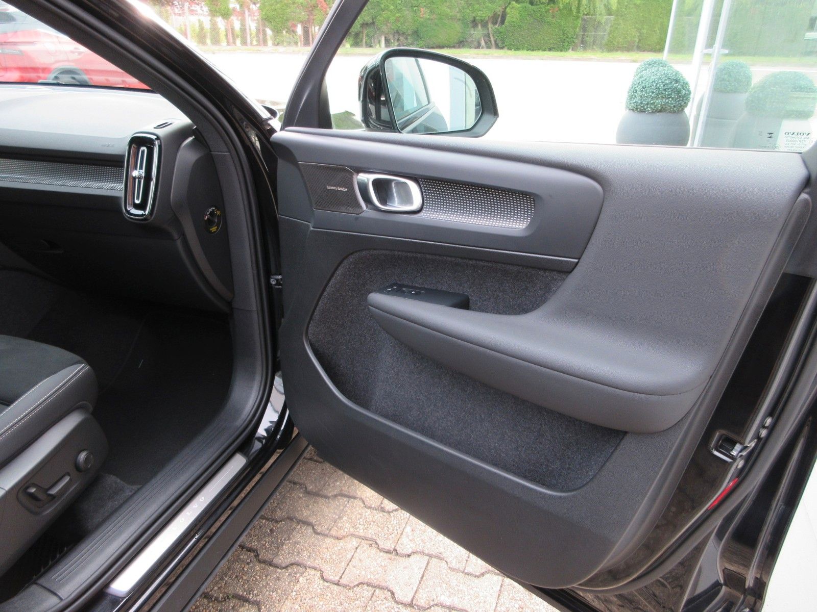 Fahrzeugabbildung Volvo XC 40 Plus Dark 2WD