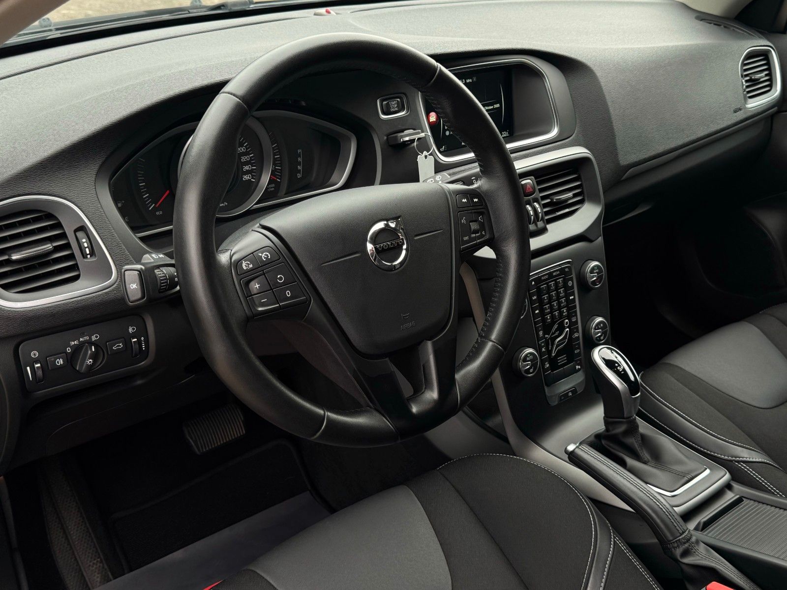 Fahrzeugabbildung Volvo V40 1.5 112kw/152ps Autom. Kam Temp Navi Sensus