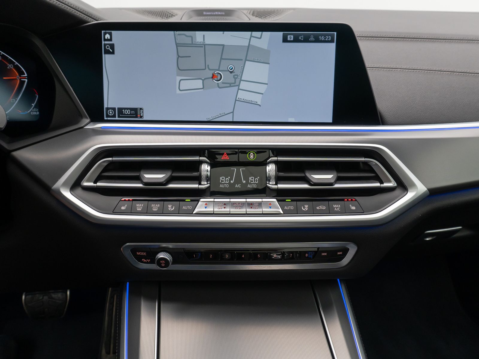 Fahrzeugabbildung BMW X5 xD40d M Sport Panorama Kamera HUD DAB B&W 22"