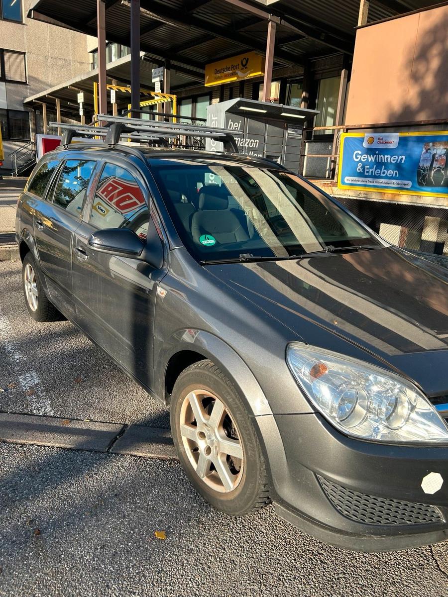 Opel Astra 2008 — rear view