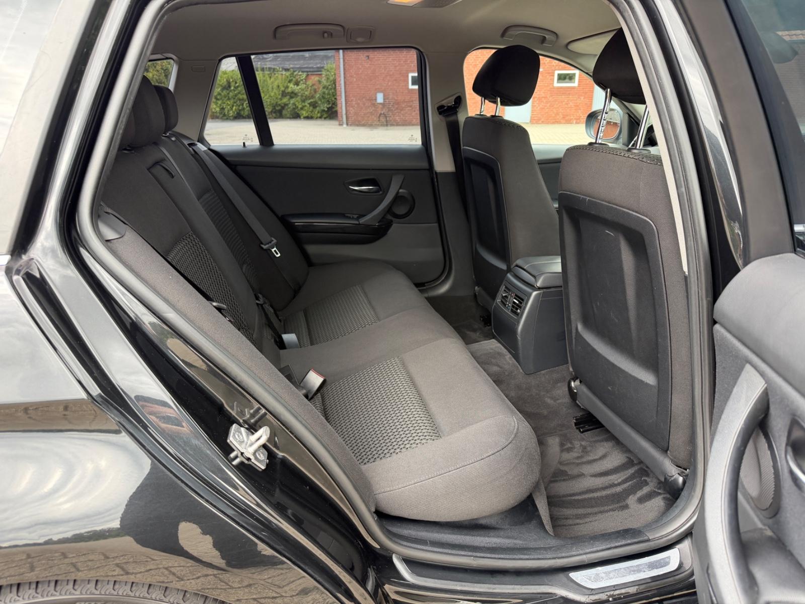 BMW 318 2011 — photo 17
