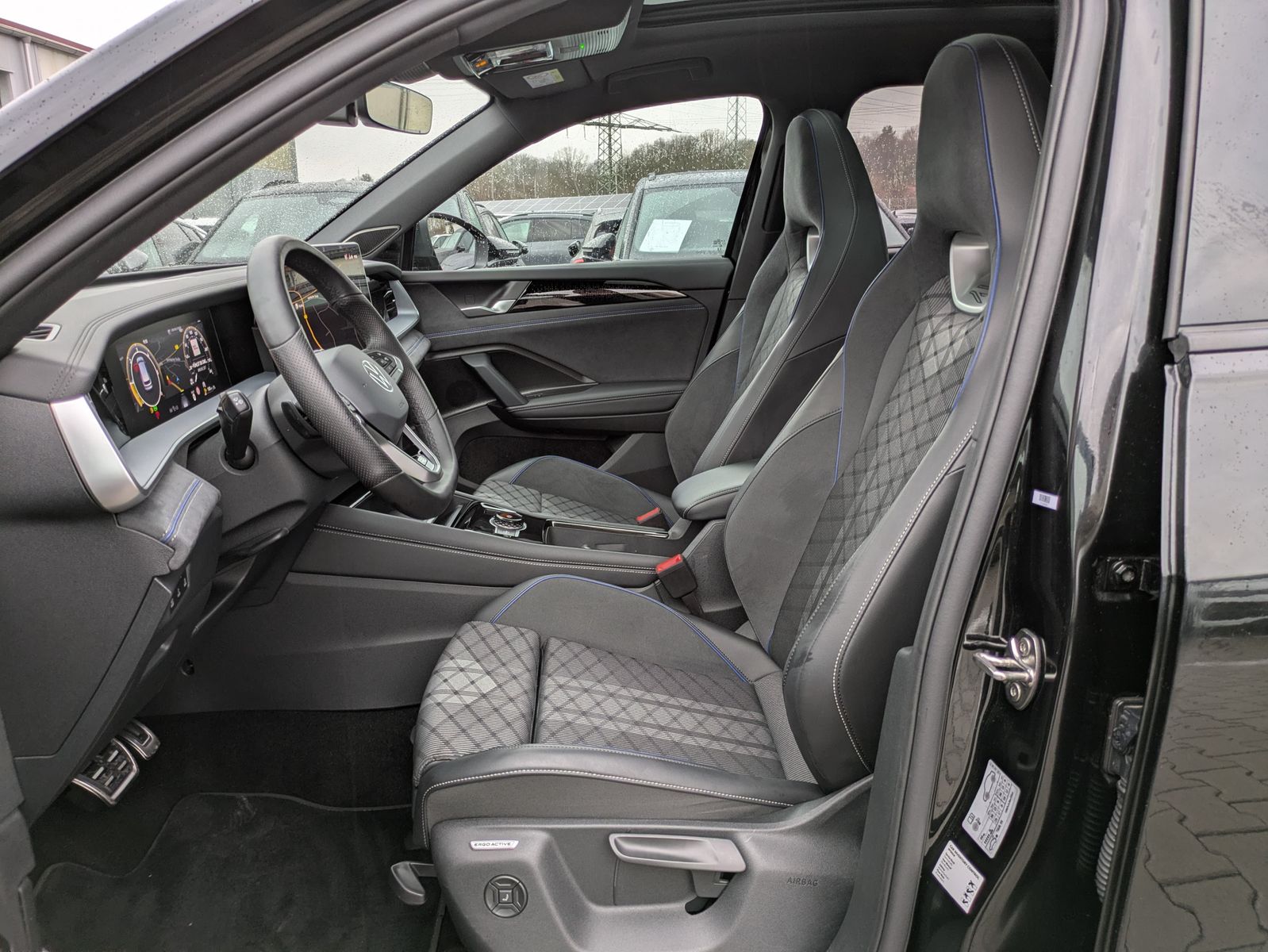 Fahrzeugabbildung Volkswagen Tayron 2.0 TDI 4M R-Line 7Si*MATRIX*AHK*PANO*HUD