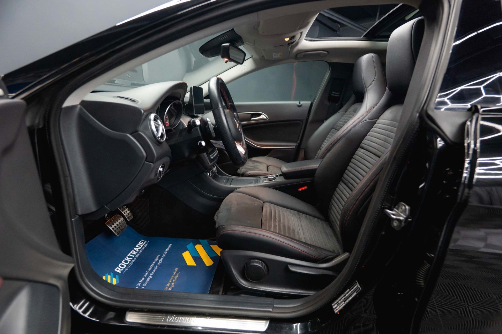 Fahrzeugabbildung Mercedes-Benz CLA 250 Shooting Brake AMG Night-Paket | Pano