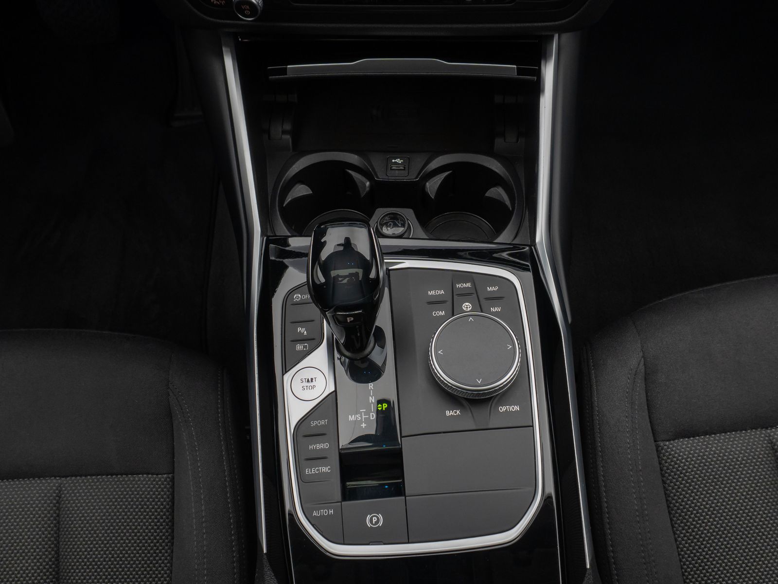Fahrzeugabbildung BMW 330e  Laser Glasdach HUD H/K Stop&Go AHK Komfort