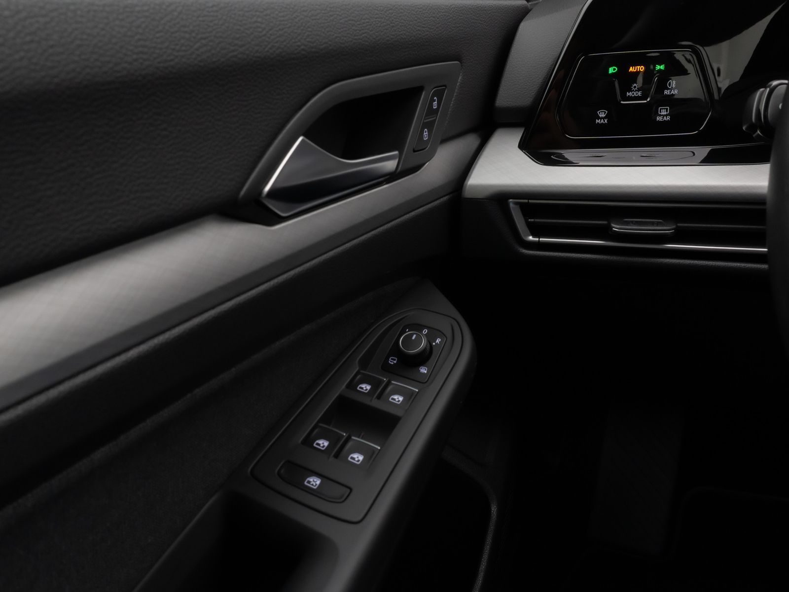 Fahrzeugabbildung Volkswagen Golf VIII Life 2.0 TDI SCR DSG HUD Kamera Lnkrhz