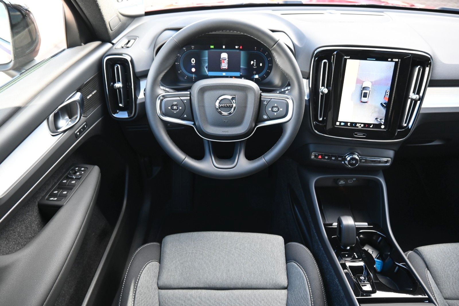 Fahrzeugabbildung Volvo XC40 B3 DKG Plus Dark*Pixel*FSHZG*360°*ACC*AHK