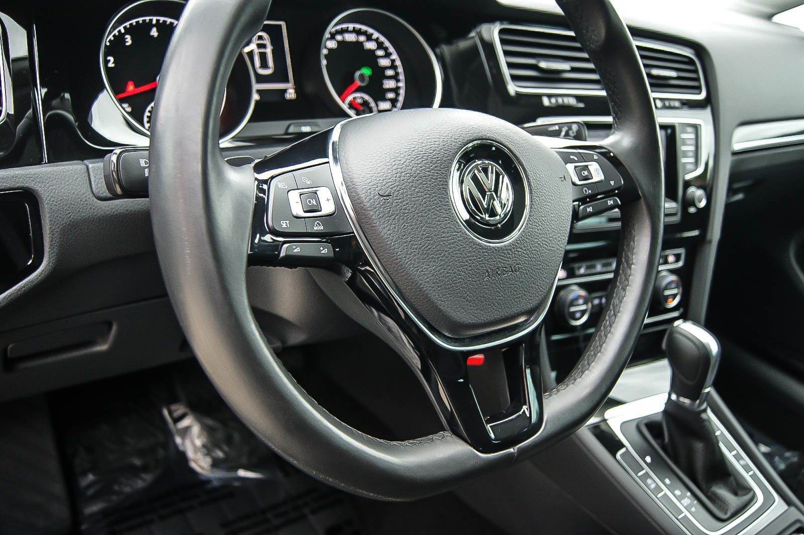 Fahrzeugabbildung Volkswagen Golf VII 1.4 TSI DSG Highl XENON PANORAMA KAMERA