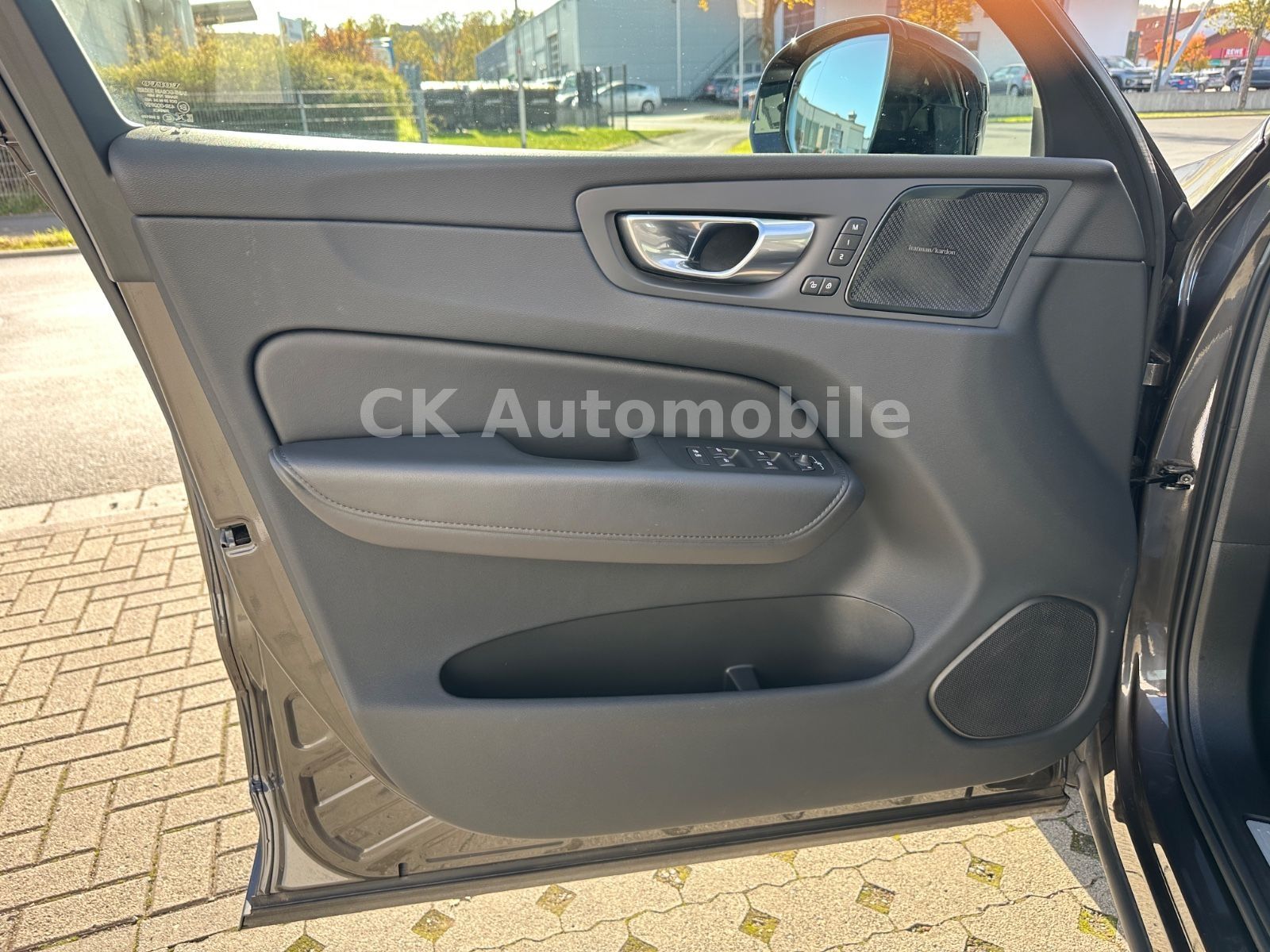 Fahrzeugabbildung Volvo XC60 B4 PlusDark AWD/BLIS/Leder/Pano/LED/360°Kam