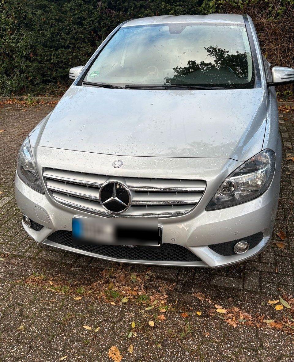 Mercedes-Benz B 180