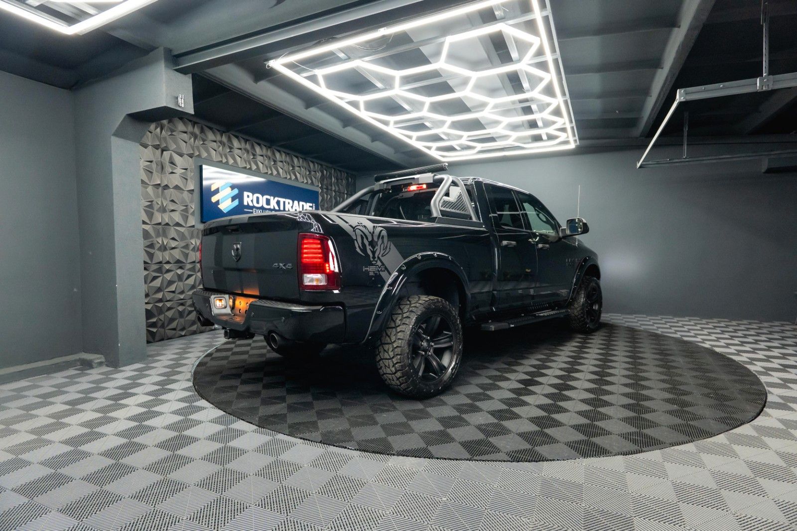Fahrzeugabbildung Dodge RAM 5.7 V8 HEMI 4x4 OFFROAD Night-Paket LONG 19%