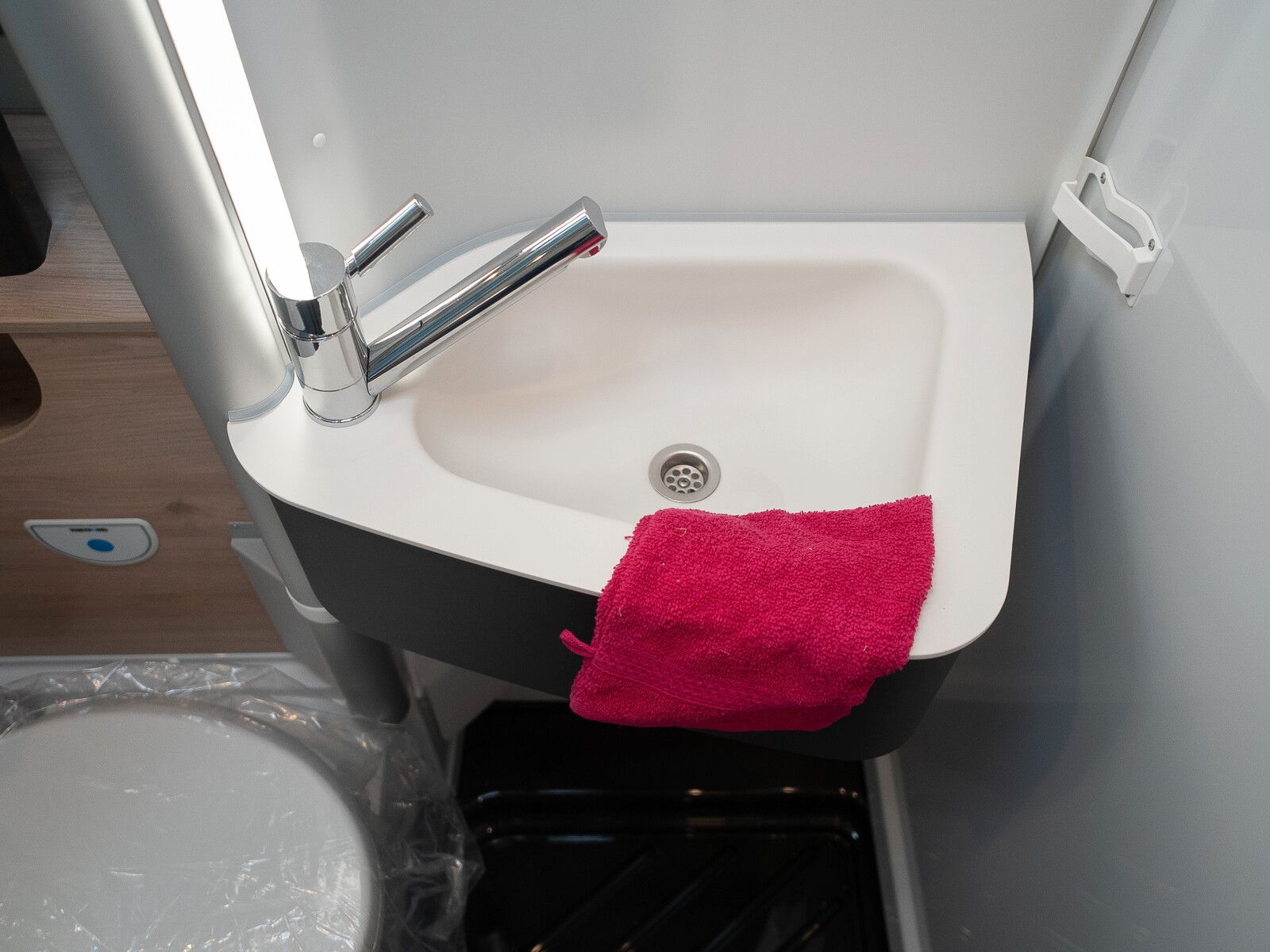 Fahrzeugabbildung Dethleffs Globetrail 640 ES Fiat Rahmenfenster/Heckauszug
