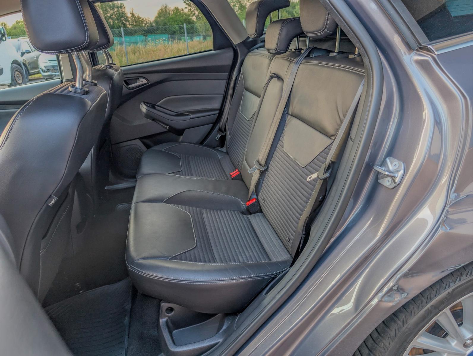 Ford Focus 2015 — photo 23