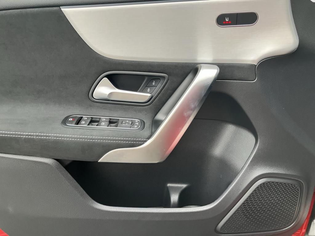 Fahrzeugabbildung Mercedes-Benz A 180 AMG*NIGHT*DISTR*KAM*NAVI*MULTIB*19Zoll