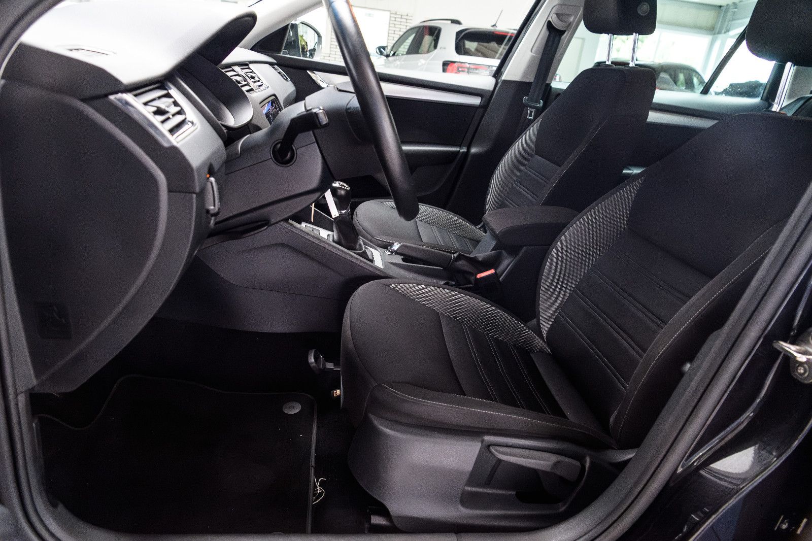 Fahrzeugabbildung SKODA Octavia Combi Tour 1.0 +NAVI+LED+el.Heckkl.+MFL