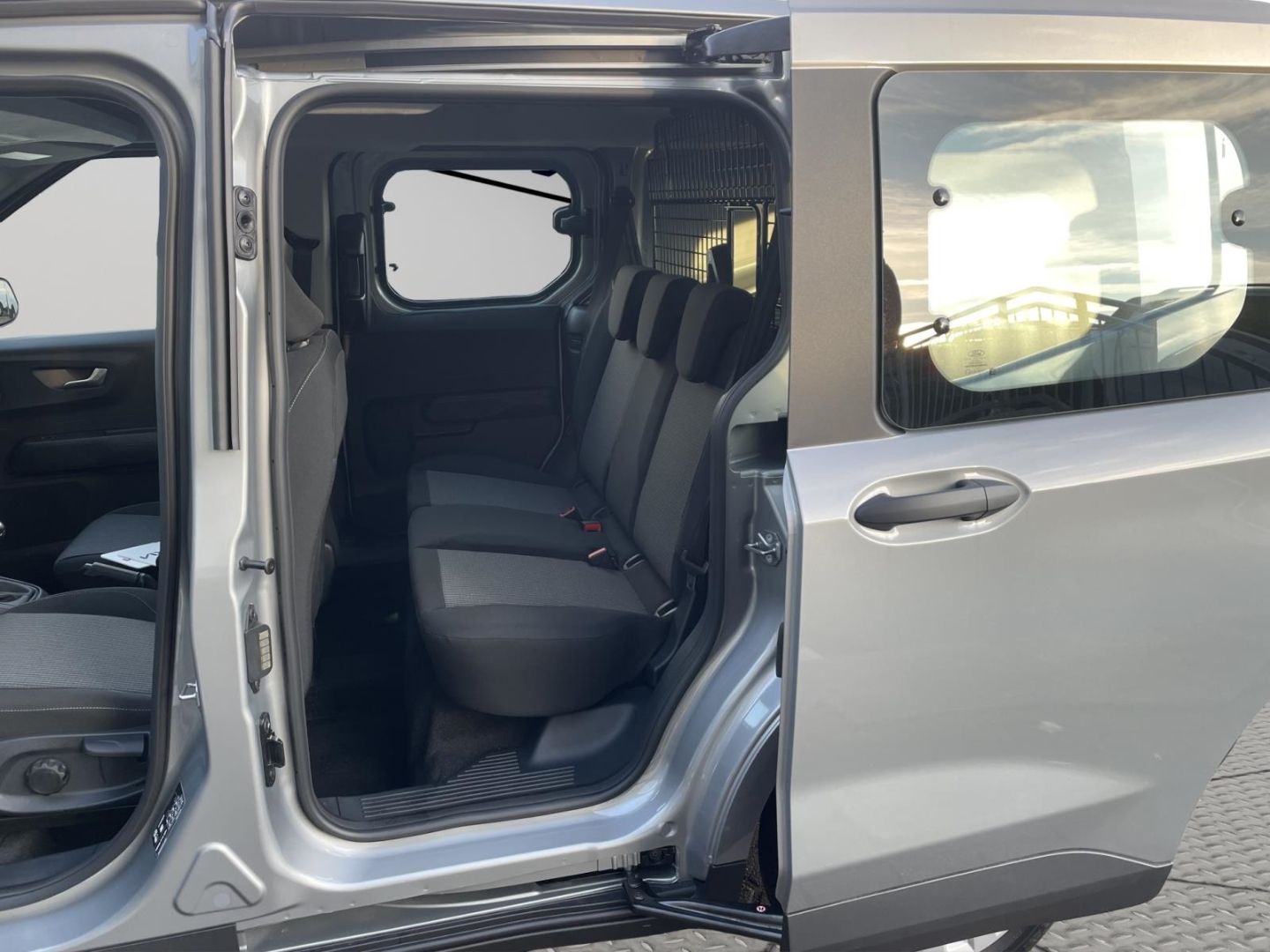 Fahrzeugabbildung Ford Transit Courier Trend Doppelkabine DAB LenkradH