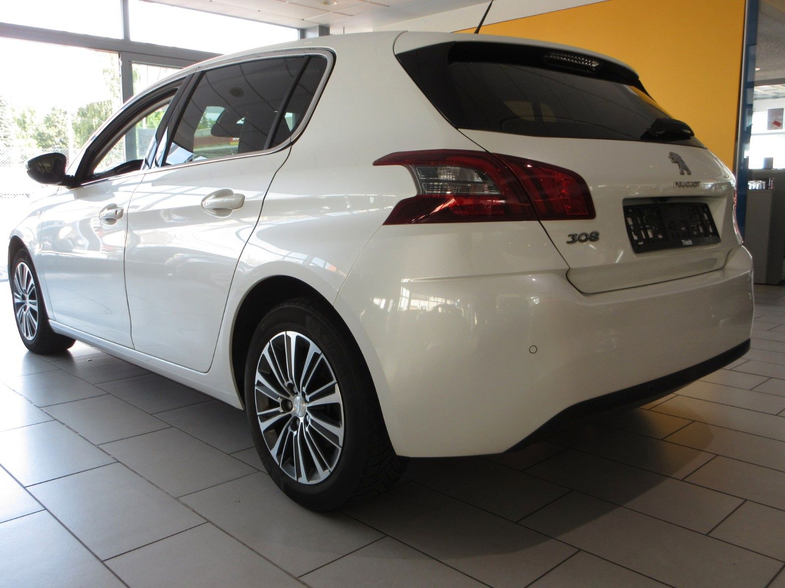 Fahrzeugabbildung Peugeot 308 Allure 1.2T LED/NAVI/R´CAM/PDC/VIRTUAL