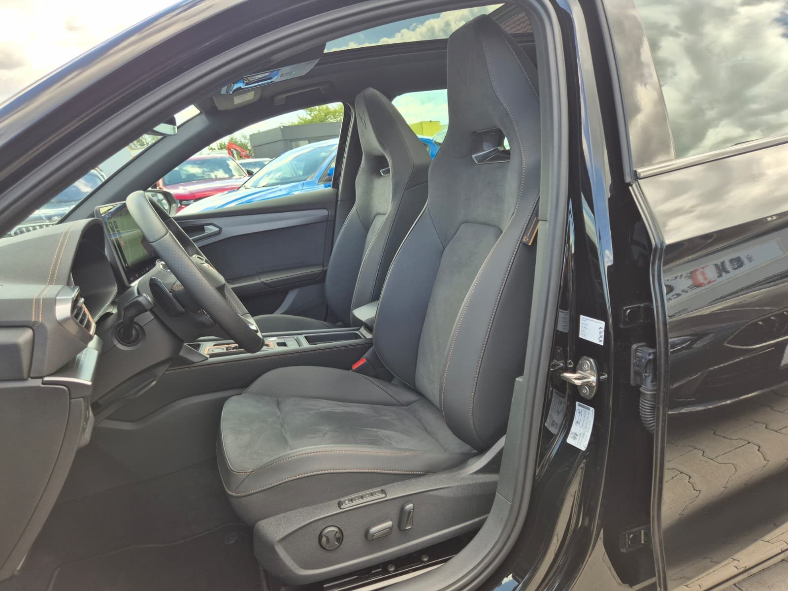 Fahrzeugabbildung CUPRA Leon 1.5 eTSI DSG PANO*AHK*DYNAMICA*EDGE*18" 5JG