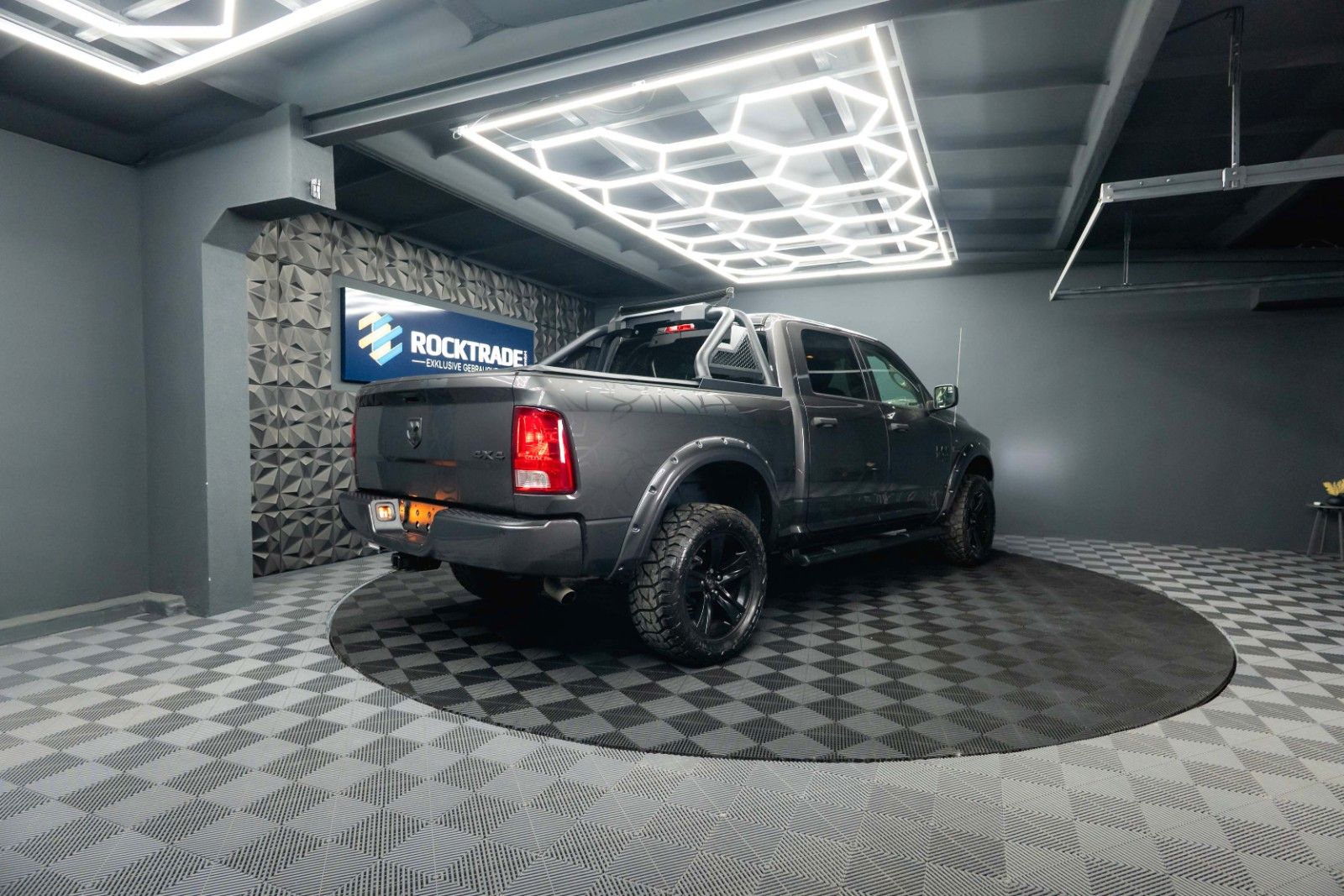 Fahrzeugabbildung Dodge RAM 5.7 V8 HEMI 4x4 OFFROAD Night-Paket *LED*19%