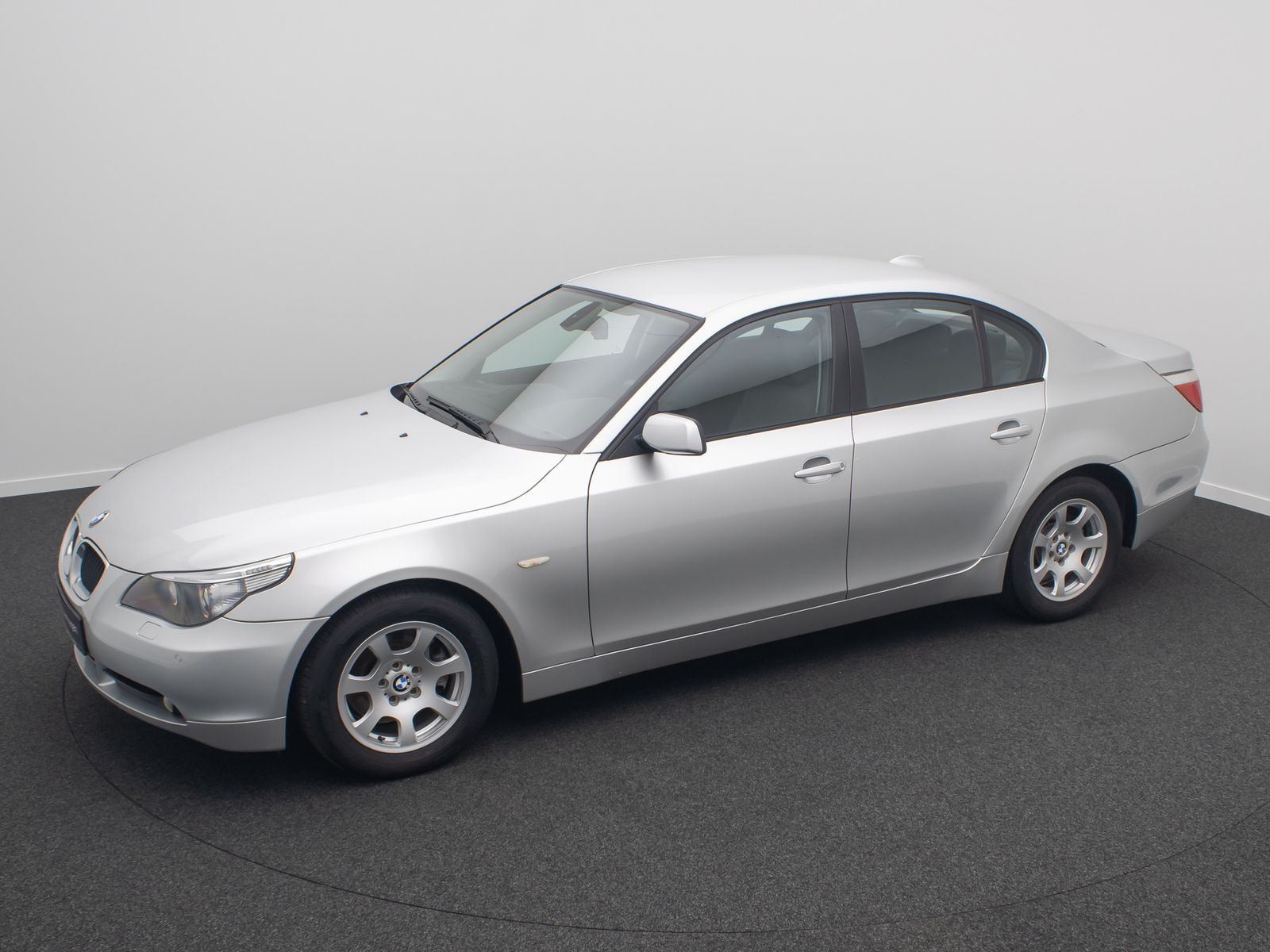 Fahrzeugabbildung BMW 520i GeschwindigReg PDC AHK Alarm Memory Xenon