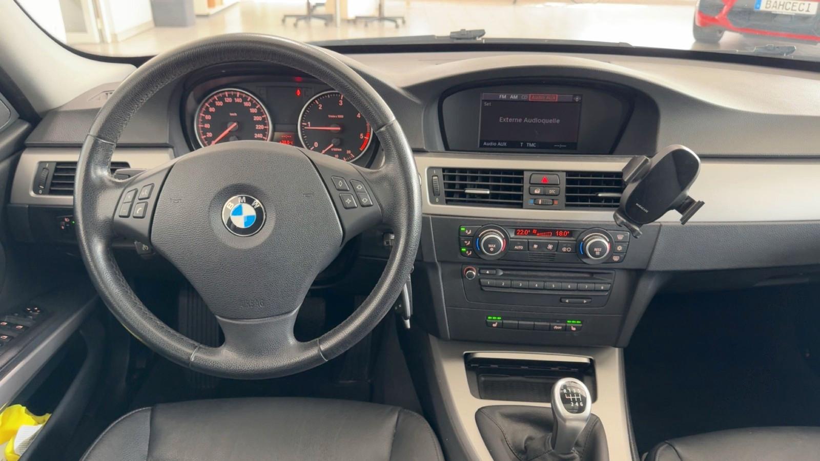 BMW 318d Touring 143 ch BVM / 133 927 km / Toit pano / Cuir / Sièges chauffants / Chaine changée