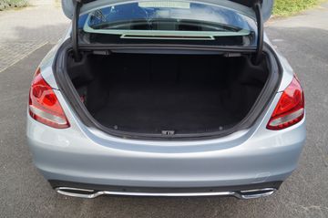 Mercedes-Benz C 180 Exclusive NAVI-AUT.-AHK.-TEMPOMAT-SHZG.-PD