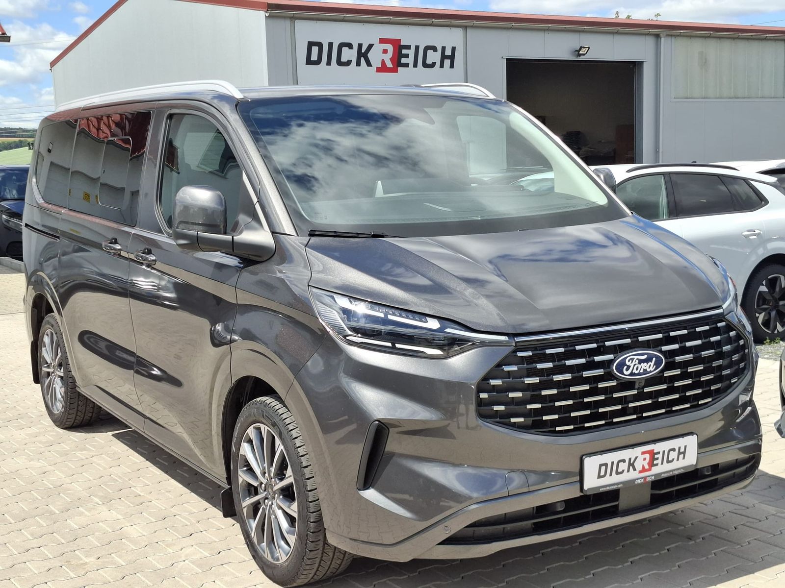 Fahrzeugabbildung Ford Tourneo Custom L1 Titanium X MATRIX*STANDH.*AHK