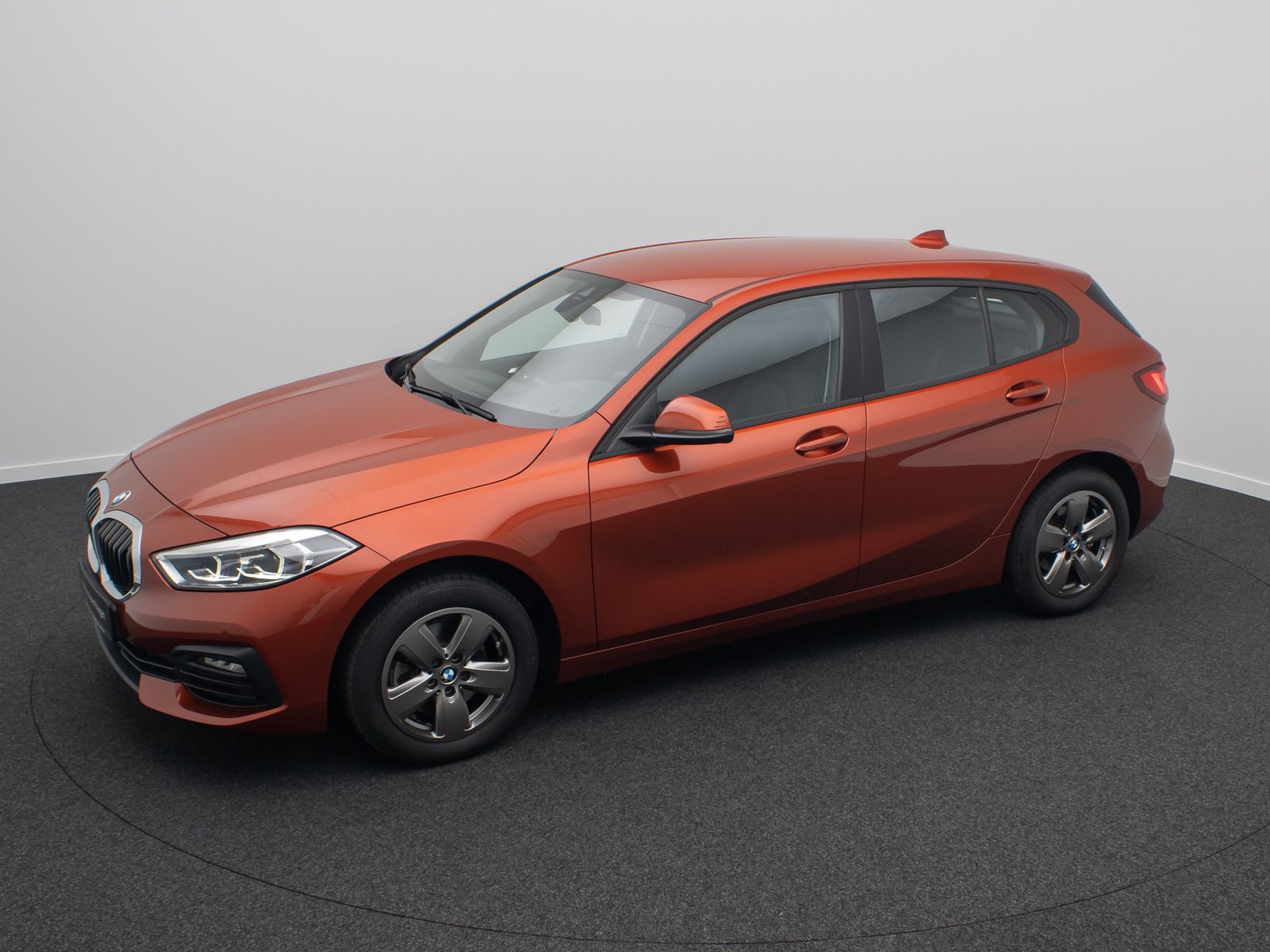 Fahrzeugabbildung BMW 118i GeschwindigReg HUD DAB Alarm HiFi CockpitPr