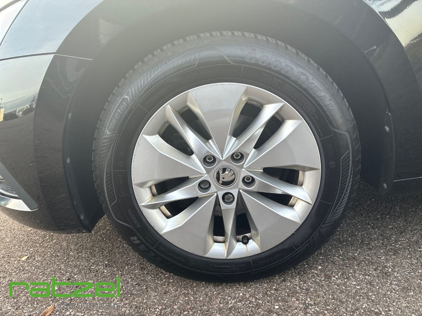 Fahrzeugabbildung SKODA Octavia Combi 2.0 TDI DPF Ambition Navi LED Smar