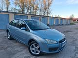 Ford Focus 1.6 16V Ghia Stufenheck - Top Z... - Ford Focus aus 2006: ST